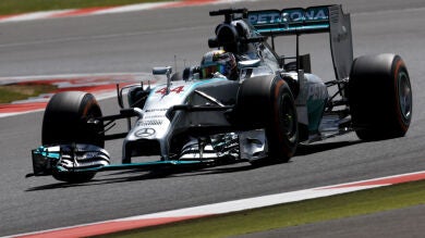 Alonso acaba tercero en la agridulce victoria de Hamilton en los Libres 2 de Silverstone