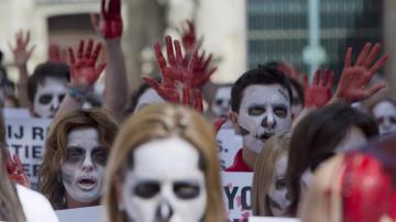 Antitaurinos participan en un "encierro fúnebre" en Pamplona contra las corridas