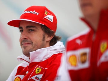 Fernando Alonso sonríe en Silverstone