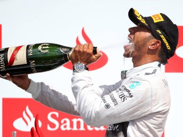 Hamilton disfruta del champán de la victoria