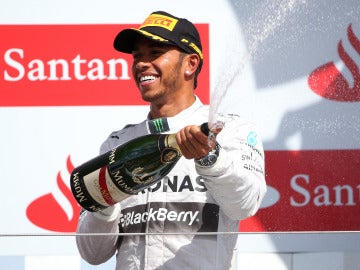 Hamilton suelta el chorro del champán