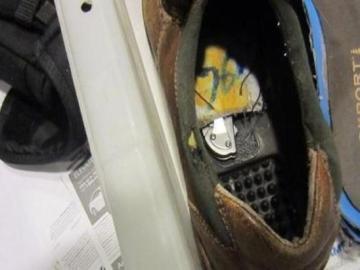 Cuchillo oculto en el zapato del detenido Cuchillo oculto en el zapato del detenido