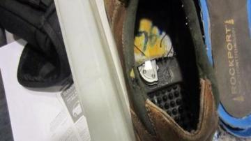 Cuchillo oculto en el zapato del detenido