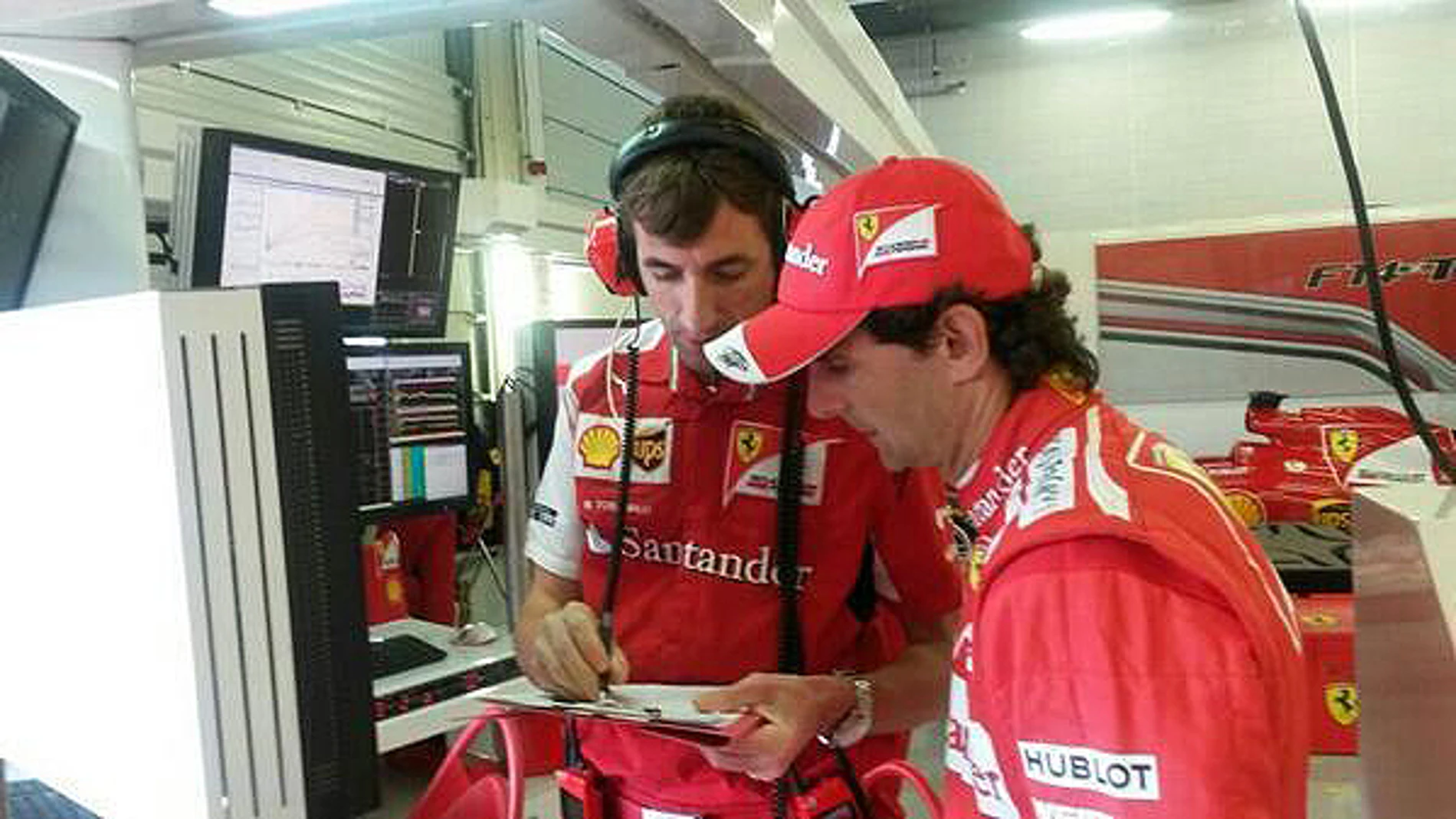 Pedro de la Rosa analiza datos con un ingeniero Pedro de la Rosa analiza datos con un ingeniero
