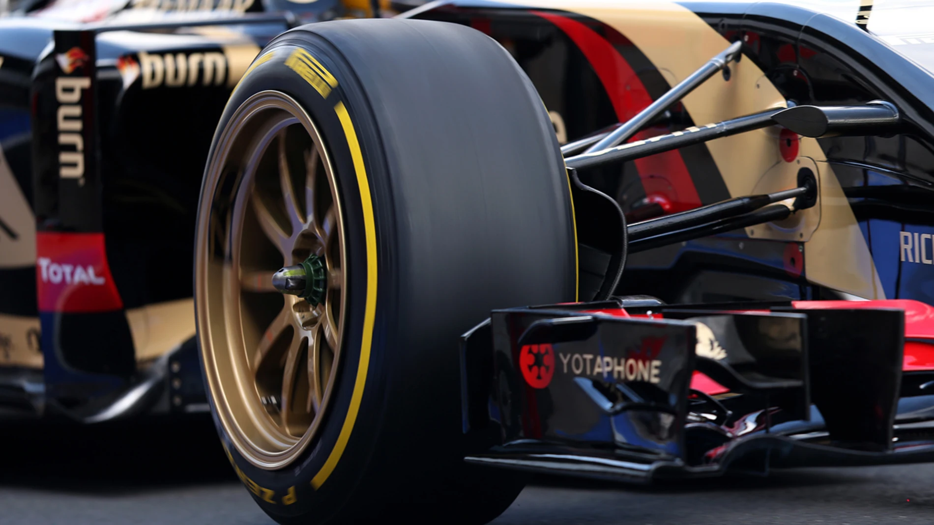 Detalle de los nuevos Pirelli de 18 pulgadas montados en el Lotus