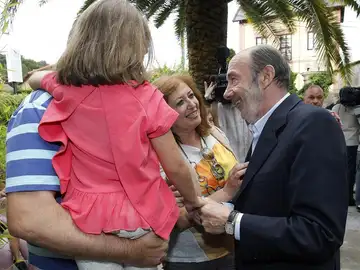 Alfredo Pérez Rubalcaba charla con algunos de sus familiares Alfredo Pérez Rubalcaba charla con algunos de sus familiares
