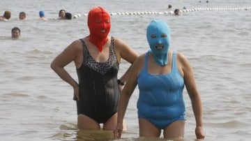 Esta especie de máscara protege a las bañistas del sol y por lo tanto de broncearse la piel
