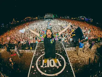 El DJ Steve Aoki en uno de sus conciertos El DJ Steve Aoki en uno de sus conciertos