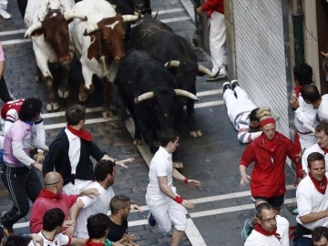 Varios mozos corren ante los toros de la ganadería extremeña de Jandilla