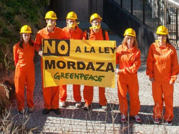 Los activistas han mostrado una pancarta con el lema "NO a la Ley Mordaza"