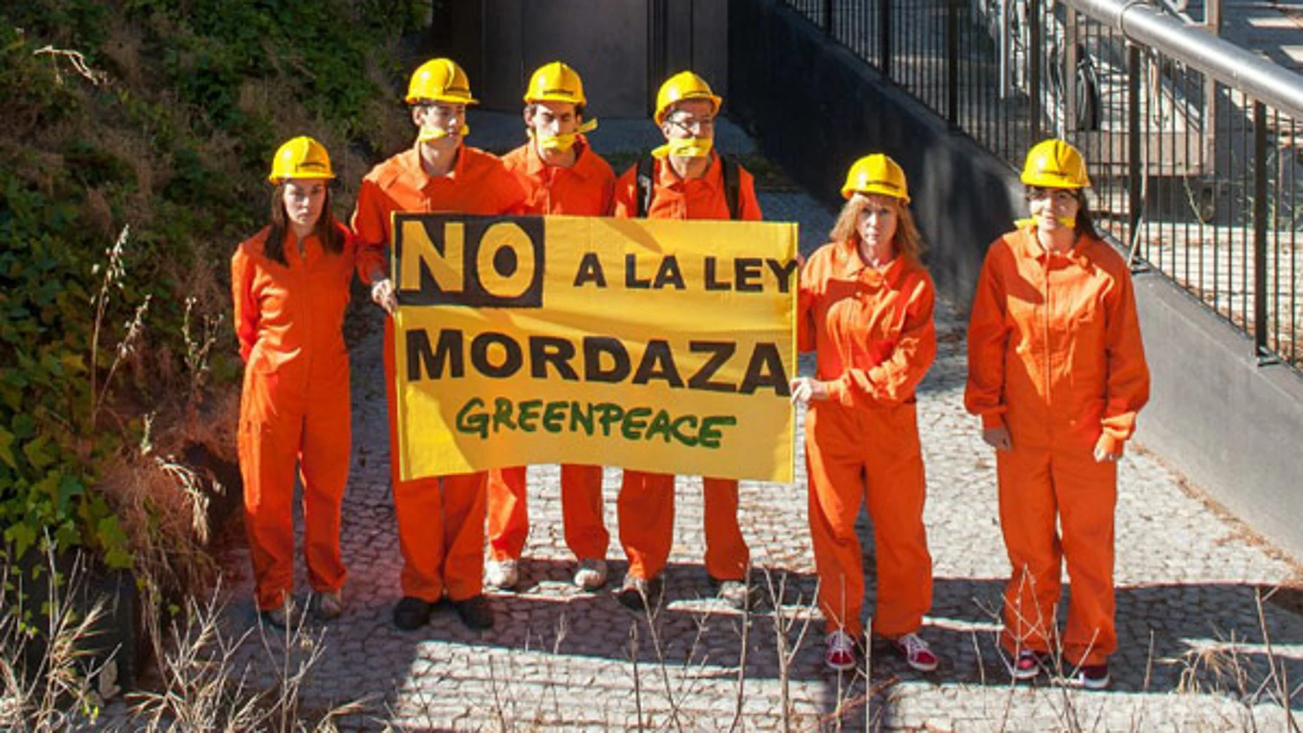 Los activistas han mostrado una pancarta con el lema "NO a la Ley Mordaza" Los activistas han mostrado una pancarta con el lema "NO a la Ley Mordaza"