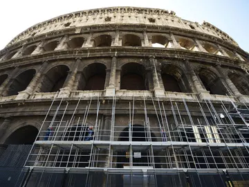 El Coliseo de Roma empieza a recuperar su color original El Coliseo de Roma empieza a recuperar su color original