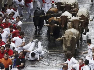 Algunos corredores pasan apuros los toros de la ganadería de Fuente Ymbro Algunos corredores pasan apuros los toros de la ganadería de Fuente Ymbro