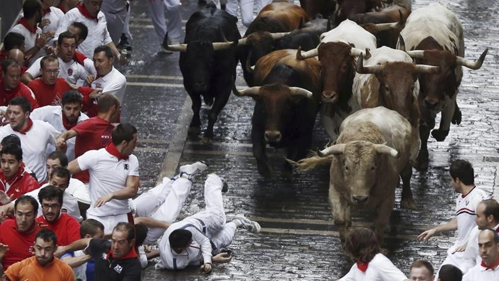 Algunos corredores pasan apuros los toros de la ganadería de Fuente Ymbro