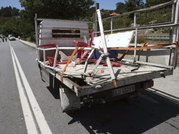  Estado en el que ha quedado el camión abierto en el que han explotado bombas de palenque