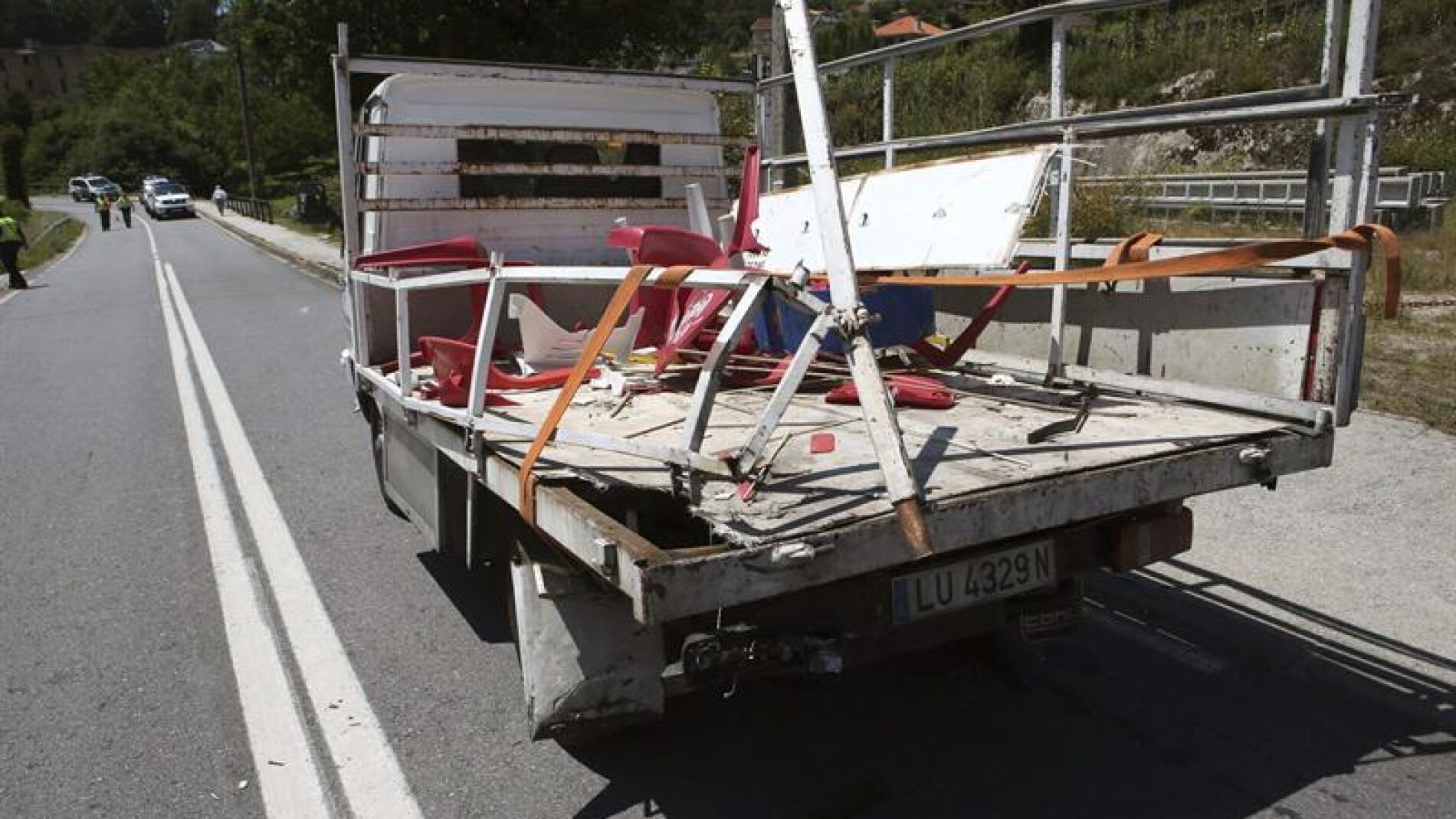  Estado en el que ha quedado el cami&oacute;n abierto en el que han explotado bombas de palenque
