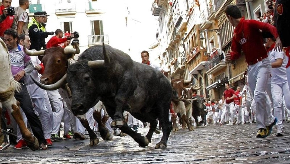 Los mozos inundan la calle de Mercaderes en el séptimo encierro de los Sanfermines