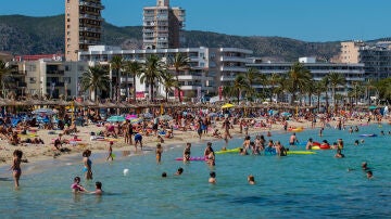 Una playa de Mallorca llena de visitantes