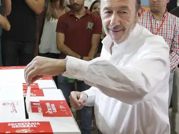 Rubalcaba votando Rubalcaba votando