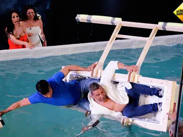 Los Chunguitos en una nevera flotante en El Hormiguero 3.0 Los Chunguitos en una nevera flotante en El Hormiguero 3.0