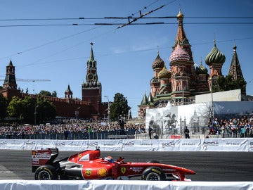 Marc Gené con su Ferrari junto al Kremlin