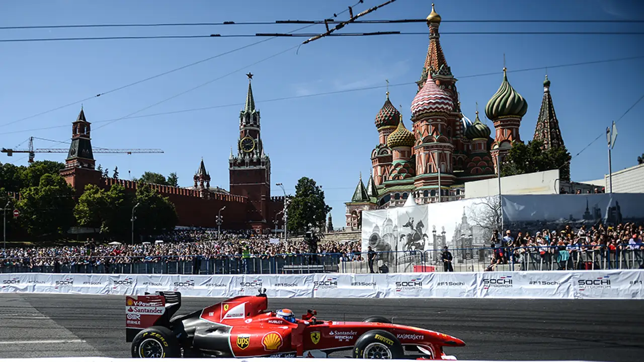 Marc Gené con su Ferrari junto al Kremlin