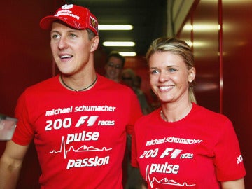 Corinna, en 2004 celebrando junto a Michael Schumacher sus 200 carreras