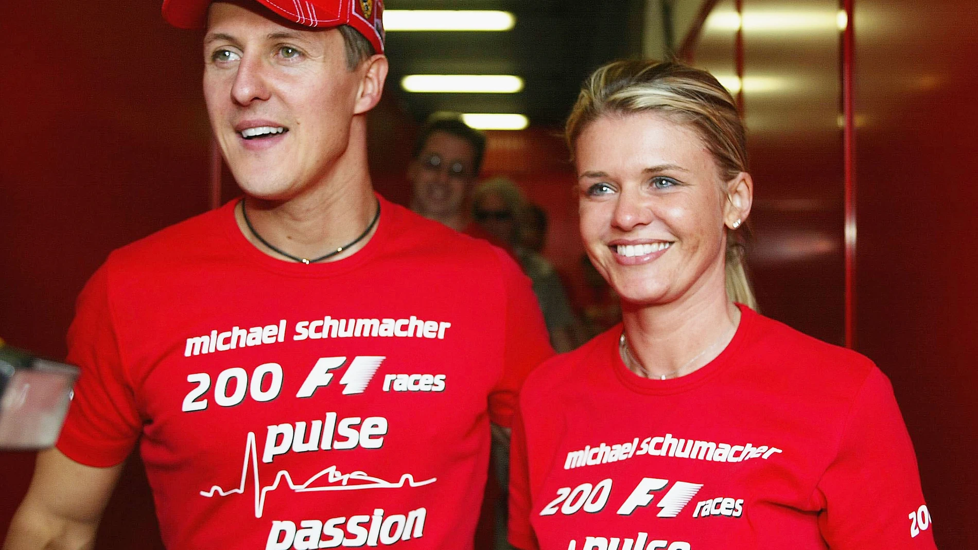 Corinna, en 2004 celebrando junto a Michael Schumacher sus 200 carreras