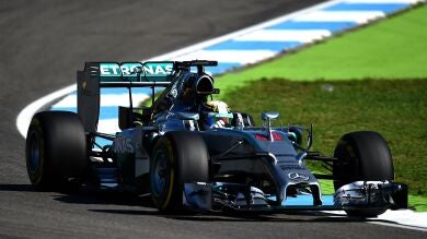 Hamilton supera a Rosberg en los Libres 2 con Alonso noveno
