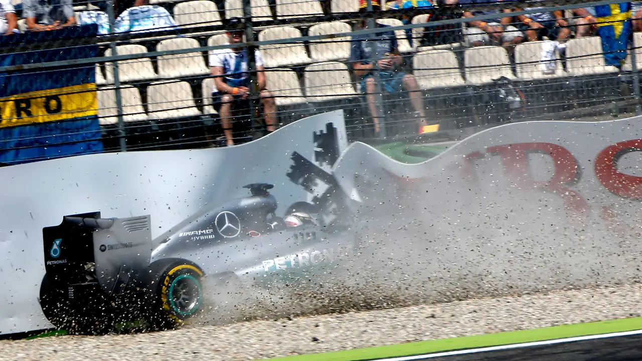 Brutal accidente de Hamilton en la clasificación