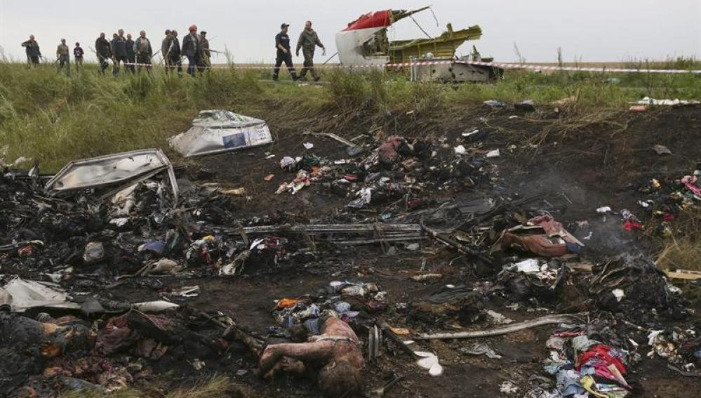 Analizan posibles restos de un misil ruso hallados junto a los del vuelo MH17 derribado