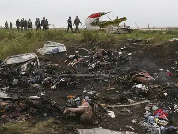 Vista de restos de fuselaje del avión Boeing 777 del vuelo MH17 Vista de restos de fuselaje del avión Boeing 777 del vuelo MH17