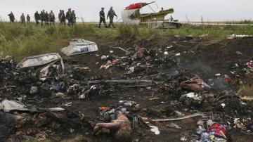 Vista de restos de fuselaje del avión Boeing 777 del vuelo MH17
