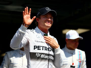 Nico Rosberg saluda a la afición