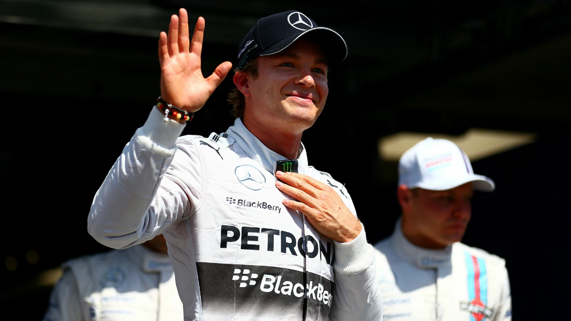 Nico Rosberg saluda a la afición