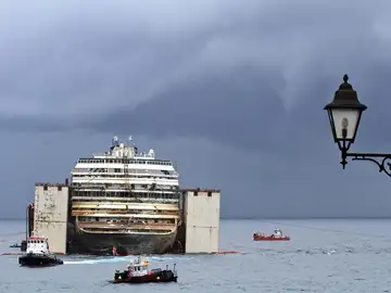 Trabajos de reflotamiento del buque Costa Concordia Trabajos de reflotamiento del buque Costa Concordia