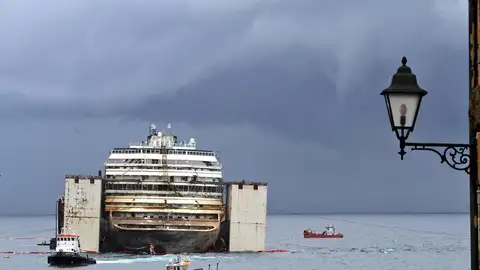 Trabajos de reflotamiento del buque Costa Concordia Trabajos de reflotamiento del buque Costa Concordia