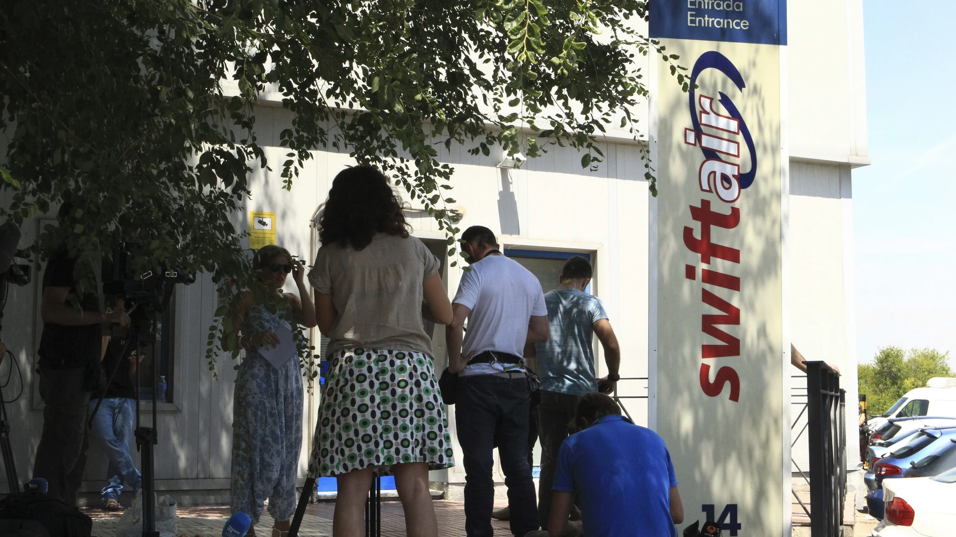 Periodistas apostados delante de la sede de Swiftair en Madrid Periodistas apostados delante de la sede de Swiftair en Madrid