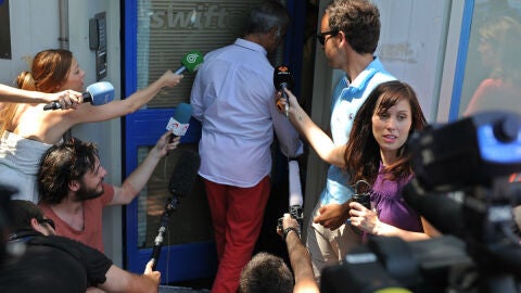 Un empleado de Swiftair esquiva a los periodistas en la sede de la compa&ntilde;&iacute;a en Madrid