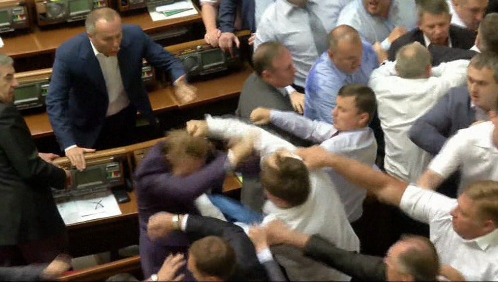 Pelea en el parlamento ucraniano