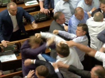 Pelea en el parlamento ucraniano