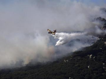 Especialistas intentan apagar el fuego en Algeciras