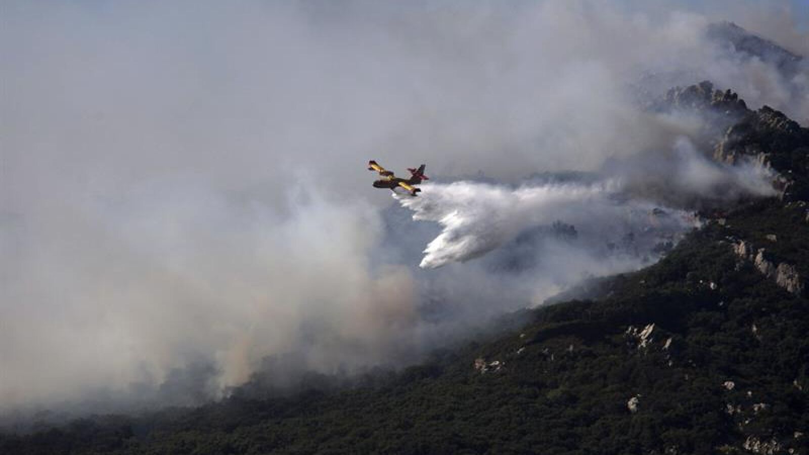 Creen que el incendio de la Sierra de Huelva aún sin control ha sido intencionado
