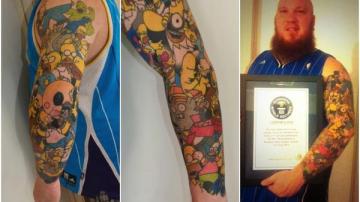 Lee Weird y sus tatuajes de Homer Simpson.