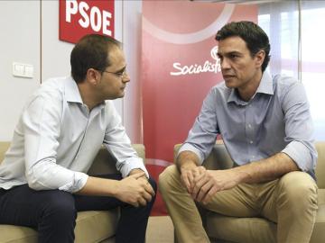 César Luena junto a Pedro Sánchez