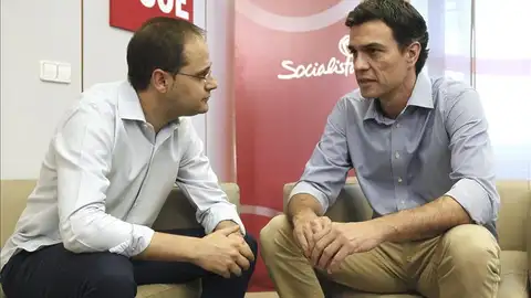 César Luena junto a Pedro Sánchez César Luena junto a Pedro Sánchez