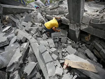 Un palestino busca entre los escombros tras un bombardeo israelí Un palestino busca entre los escombros tras un bombardeo israelí