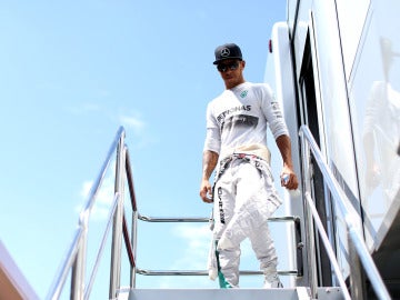 Hamilton sale por la puerta de Mercedes