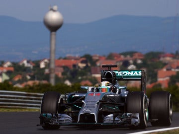 Hamilton, a bordo de su Mercedes