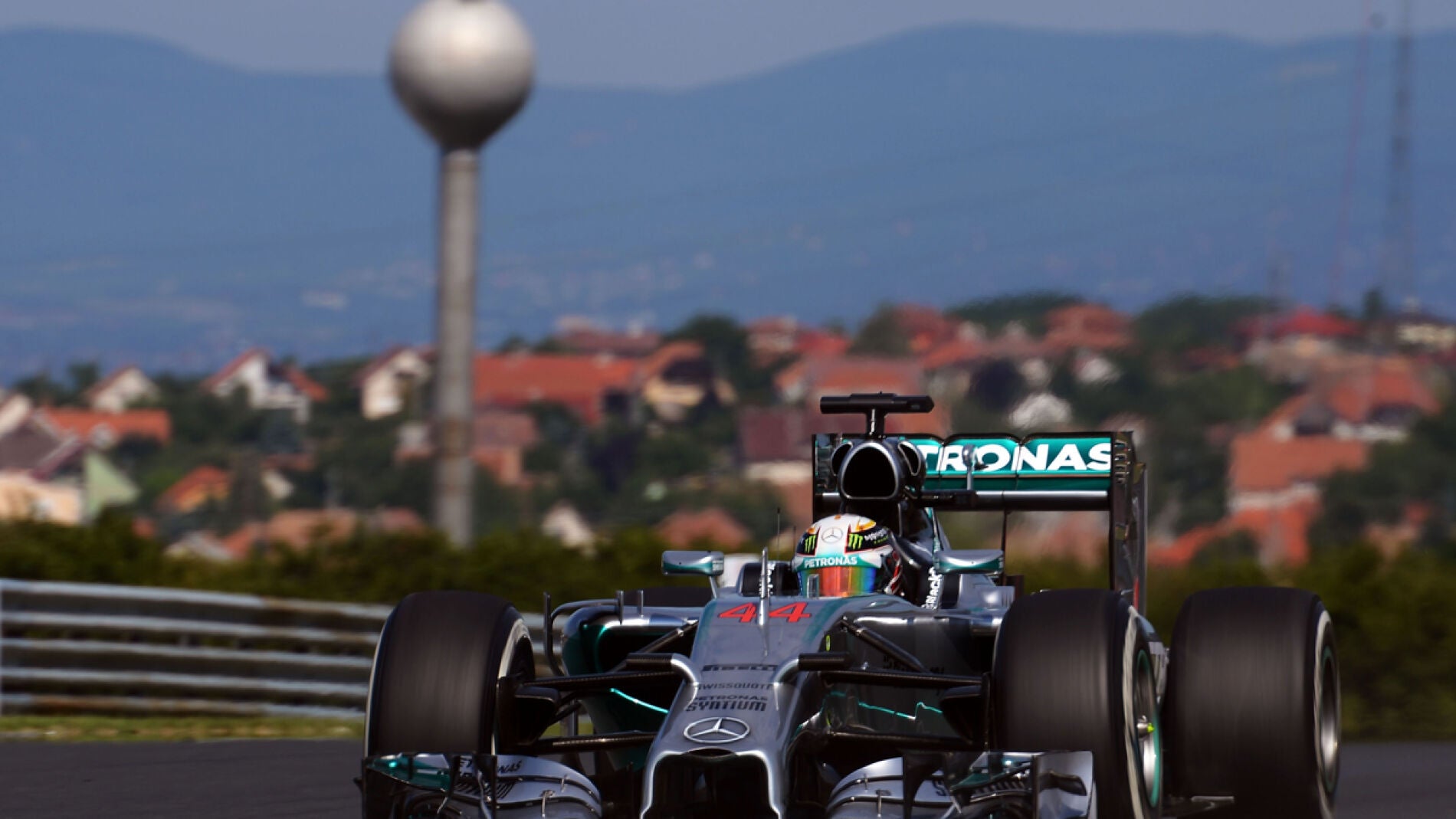 Hamilton, a bordo de su Mercedes